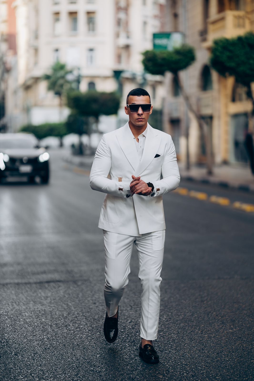 بدلة بيضاء بتحتاج تلبس بدل طول الوقت إلياس عملك بدل شيك عمليه ومريحه - افضل بدل رجالي في مصر 2023